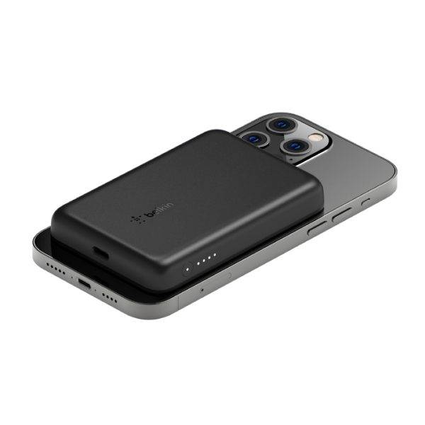1138835077_WIZ016-BLK_BoostChargePro_3in1WirlessChargingPad_WMagSafe_Hero_WEB-2-02